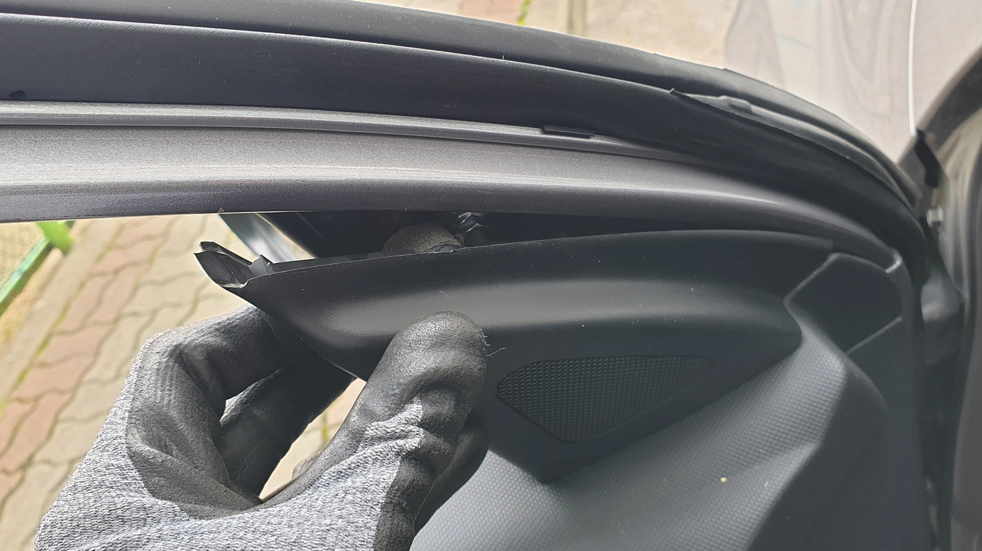 사이드미러 스피커 끼우는 모습