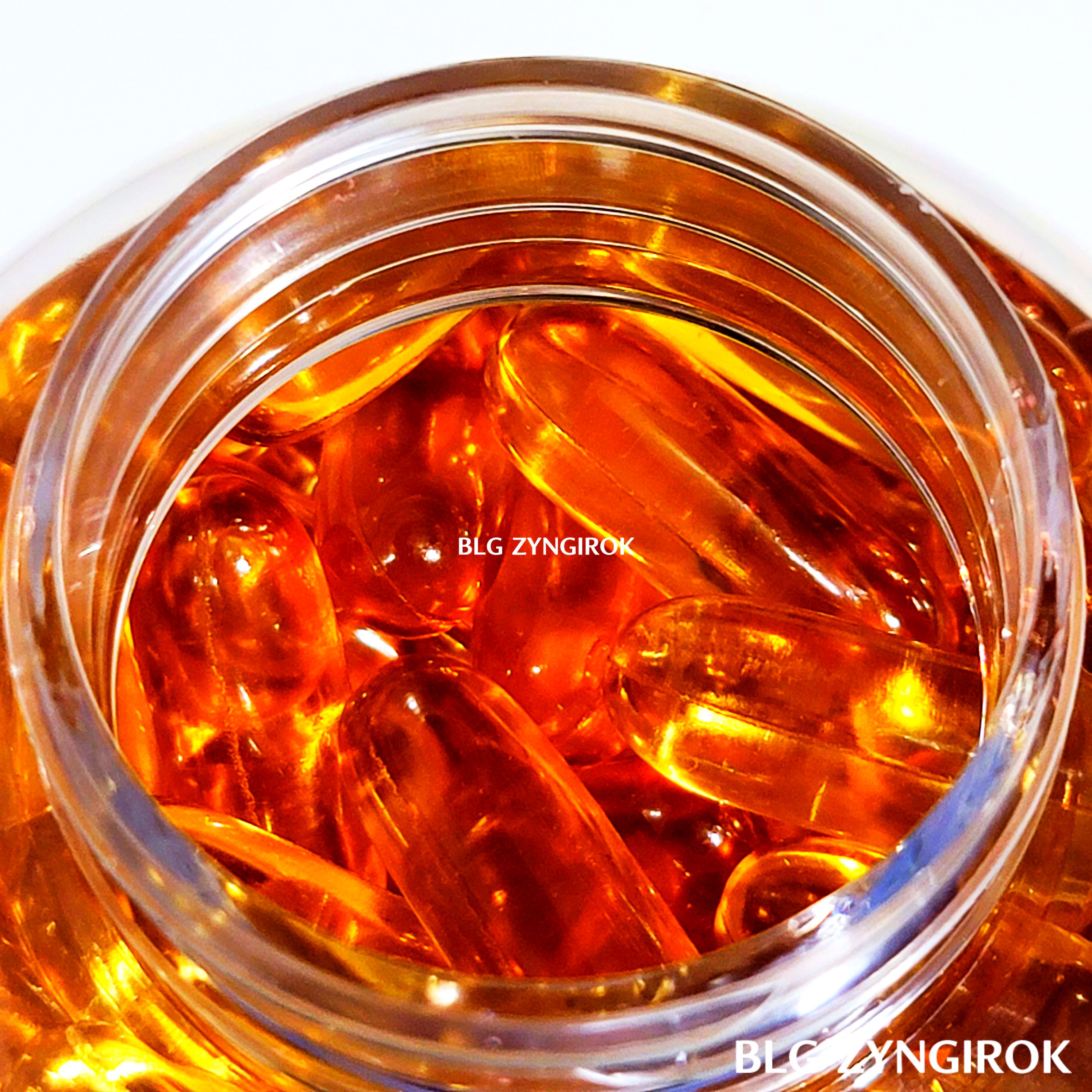 KIRKLAND SIGNATURE 슈퍼 오메가3 캡슐들이 통안에 담겨있다.