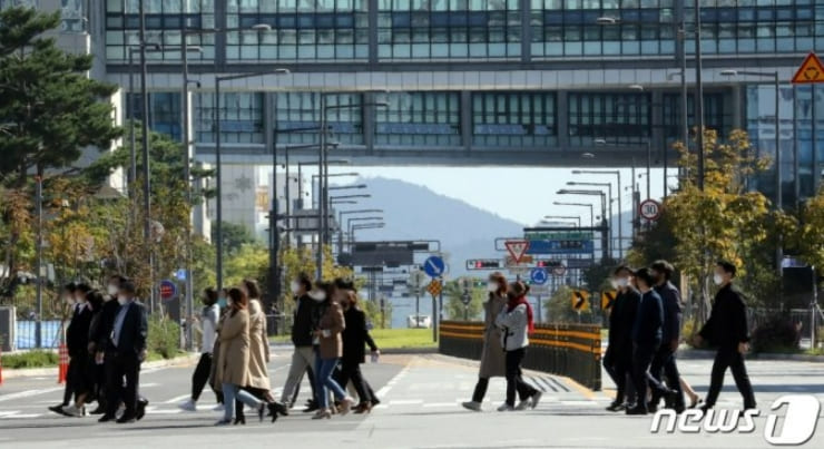 공무원의 도시 세종시는 왜 3차 접종율이 현저히 낮을까 