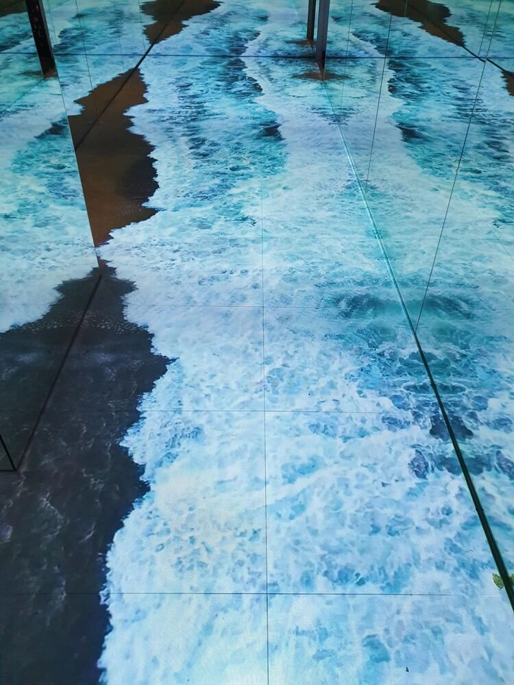 인소울-입구의-문을-열면-파도에-와있는-것처럼-움직이는-파도의-소리와-영상을-볼수-있다