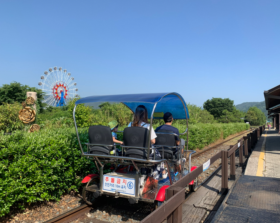 기차마을을 내려다보며 레일바이크를 타고 있는 사진