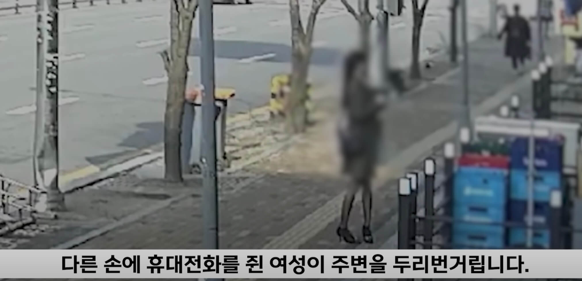 주변을 두리번거리는 여성2