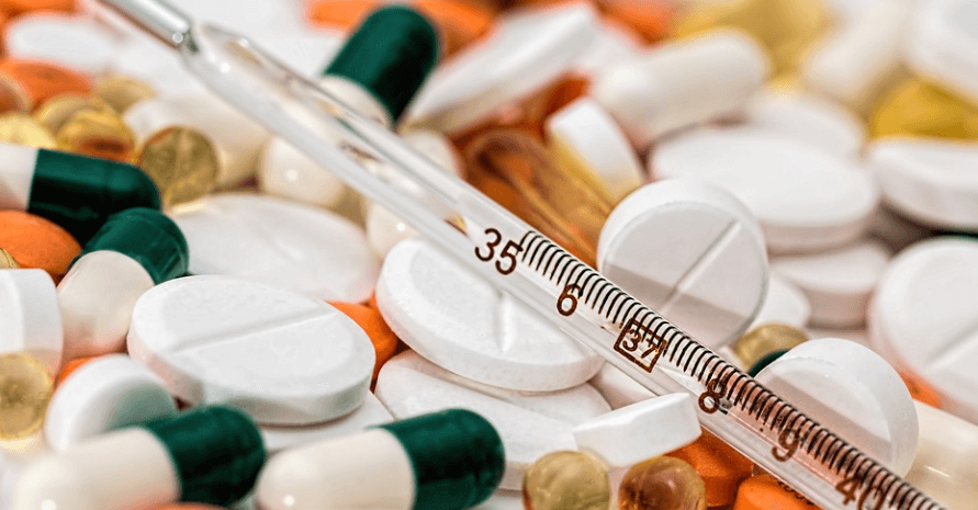 여러가지 약물과 체온계가 놓여 있다