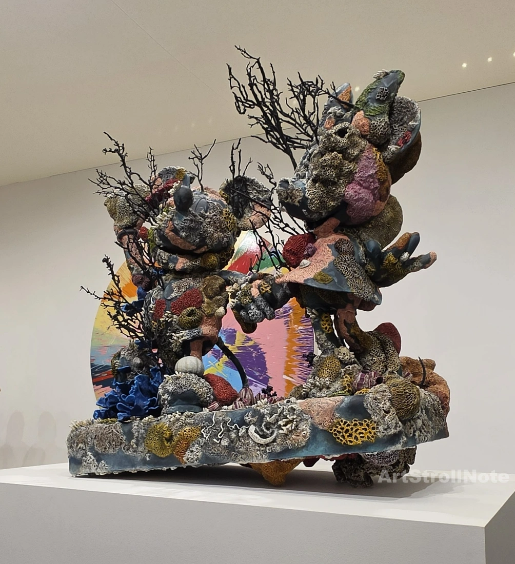 데이미안 허스트- 산호와 따개비에 뒤덮인 미키마우스와 미니마우스 조각상-ArtStrollNote
