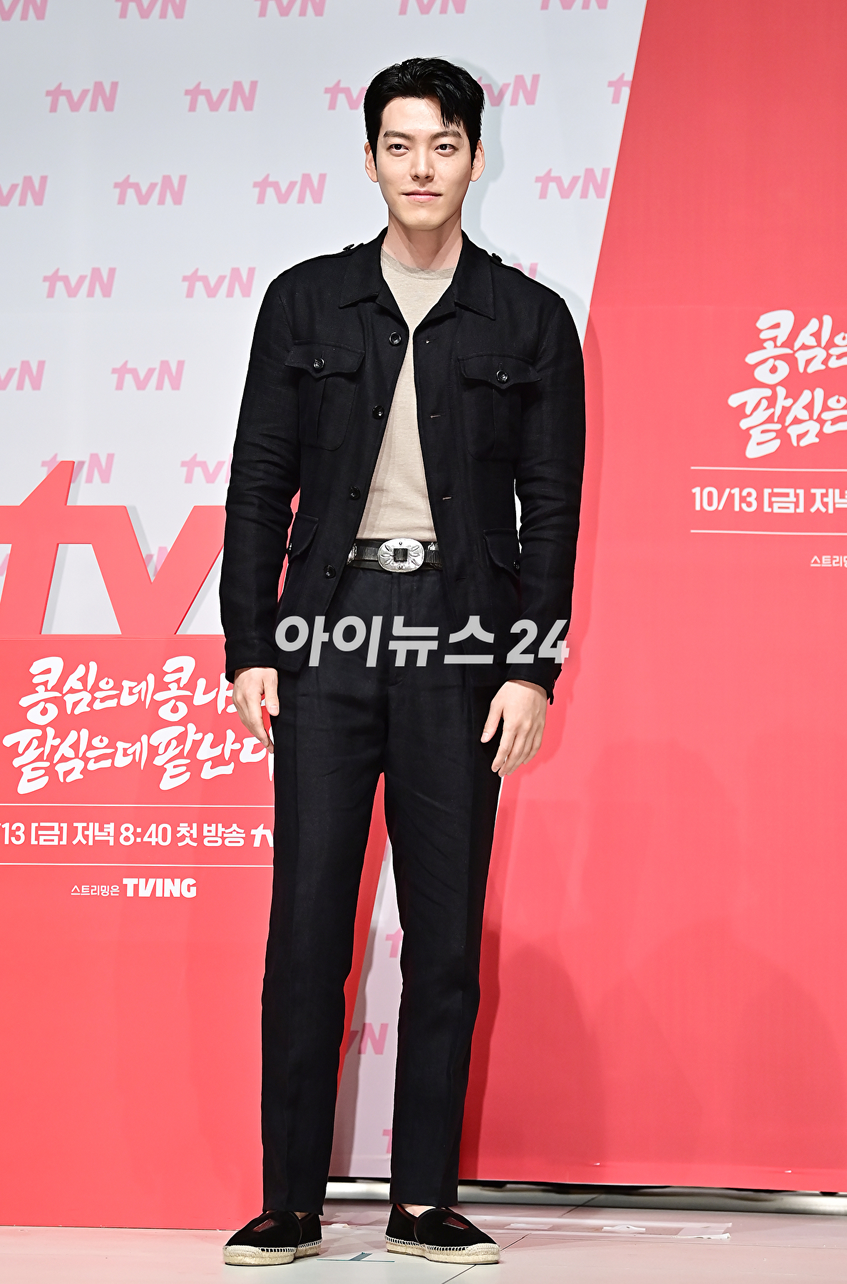 배우 김우빈이 11일 오후 서울 강남구 엘리에나 호텔에서 열린 tvN '콩 심은 데 콩 나고 팥 심은 데 팥 난다' 제작발표회에서 포토타임을 갖고 있다. [사진=곽영래 기자]
