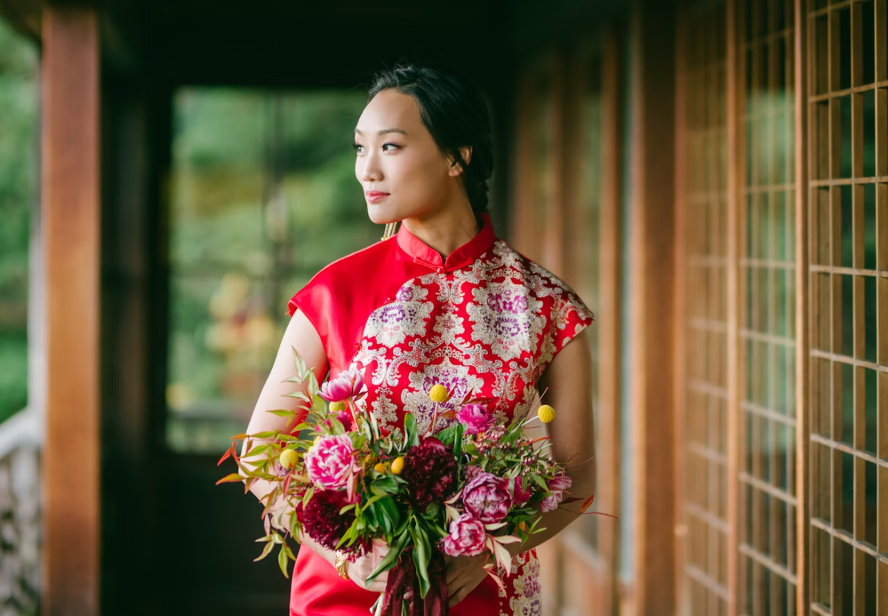 빨간색 치파오를 입은 여성