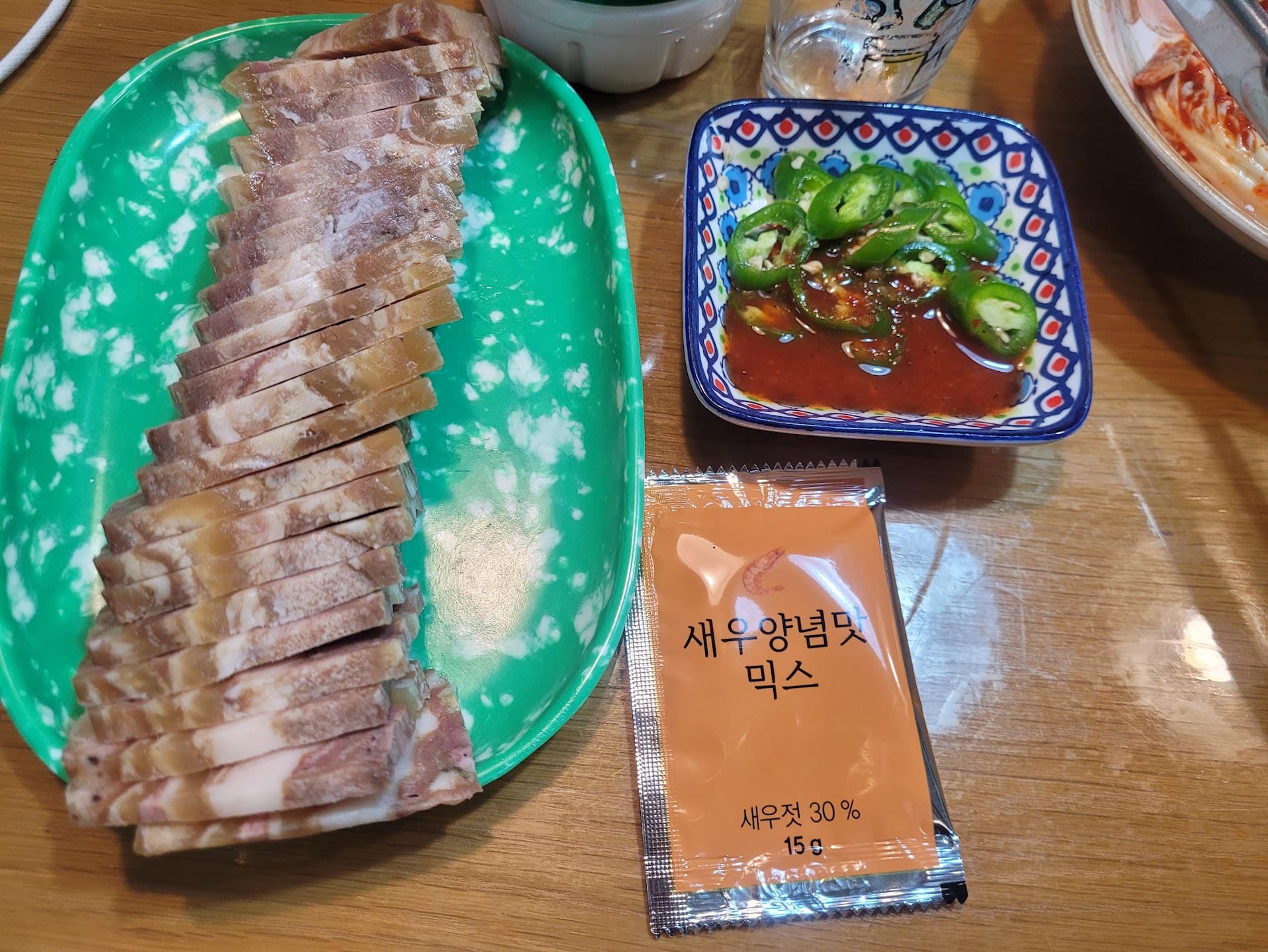 노브랜드 편육 절반(1/2)이 접시에 담겨 있는 모습