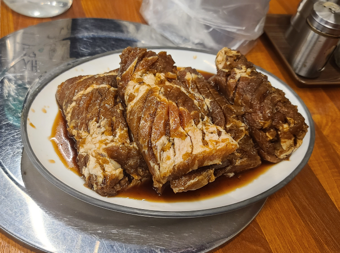 돼지양념갈비 오박사 숯불 돼지갈비 성남 맛집 외부 이마트24 내부