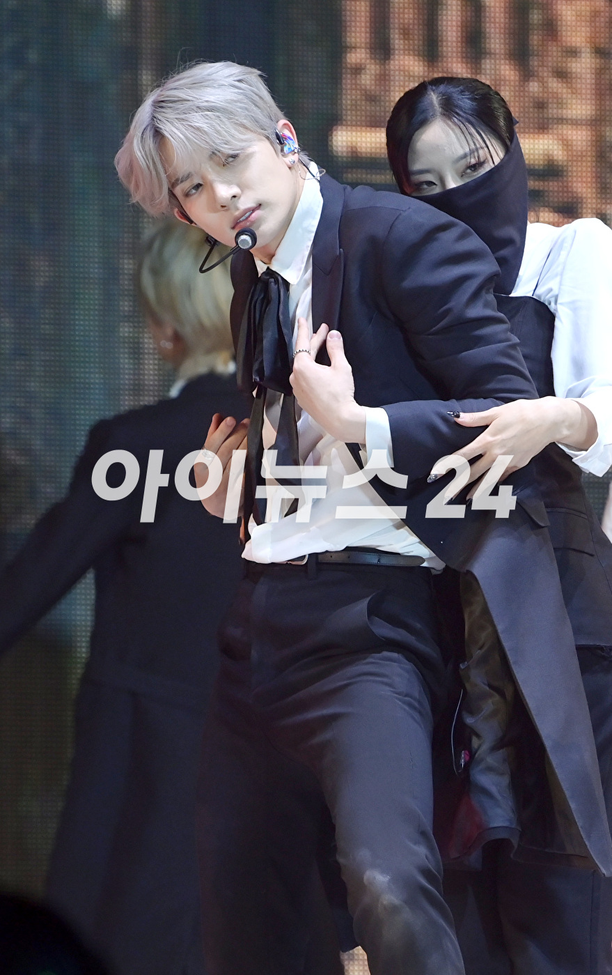 그룹 엔하이픈 희승이 22일 오후 서울 성북구 안암동 고려대학교 화정체육관에서 열린 엔하이픈(ENHYPEN) 미니 4집 '다크 블러드(DARK BLOOD)' 발매 기념 미디어 쇼케이스에서 타이틀곡 '바이트 미' 무대를 선보이고 있다. [사진=정소희 기자]
