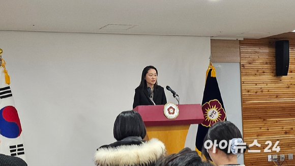 18일 헌법재판소 브리핑을 진행하는 이진 공보관. [사진=정진성 기자]