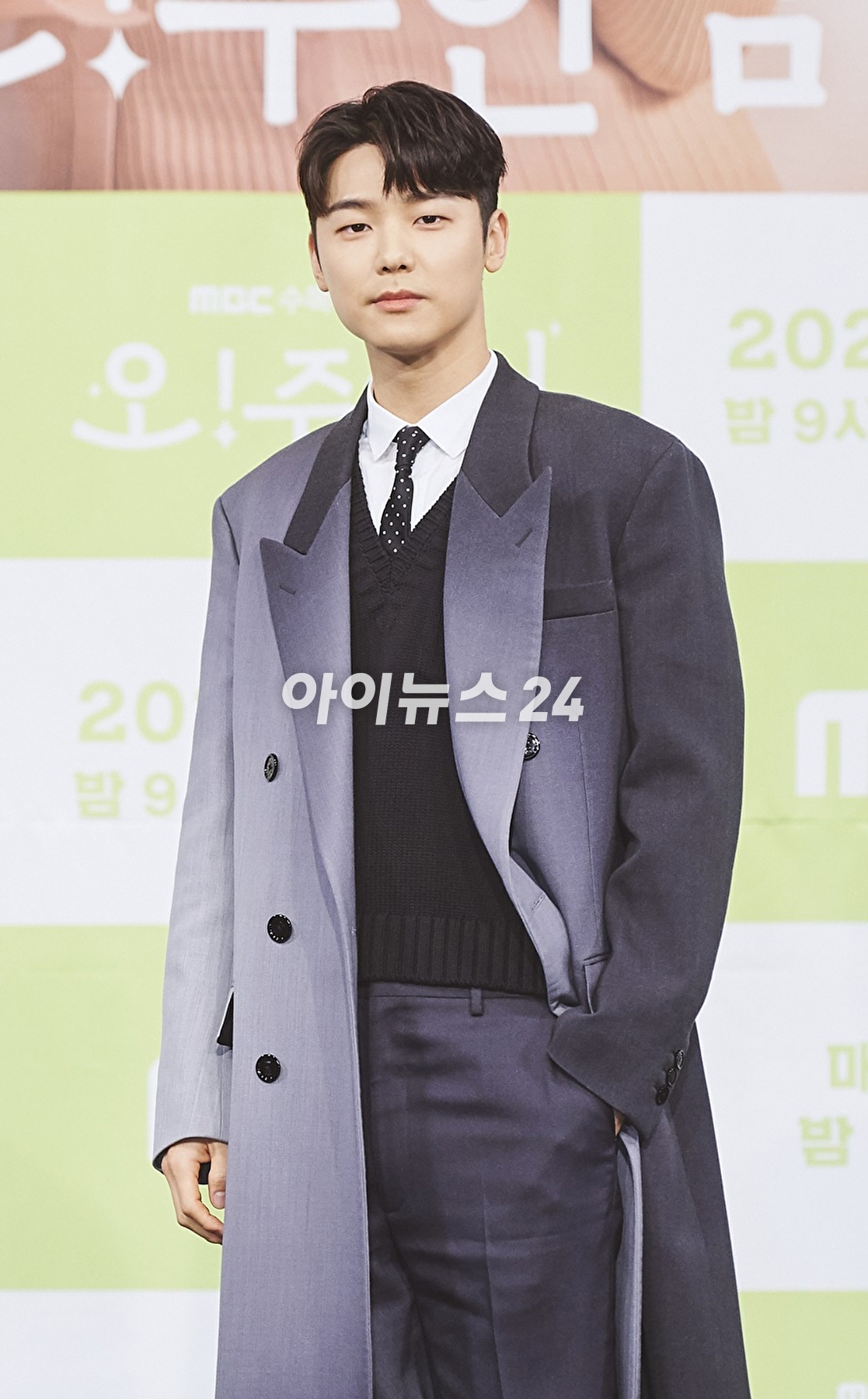 배우 강민혁이 24일 온라인으로 진행된 MBC 새 수목미니시리즈 &#39;오! 주인님&#39; 제작발표회에 참석해 포즈를 취하고 있다. [사진=MBC]