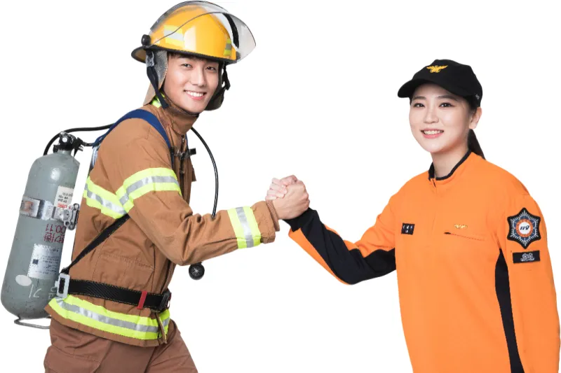 구조 장비를 착용한 소방관과 구조대가 악수하는 모습