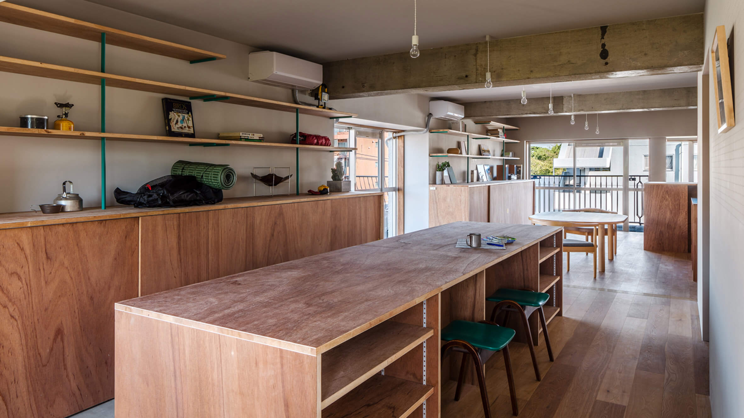 우드인테리어-주방-선반에-약간의-소품이-있다