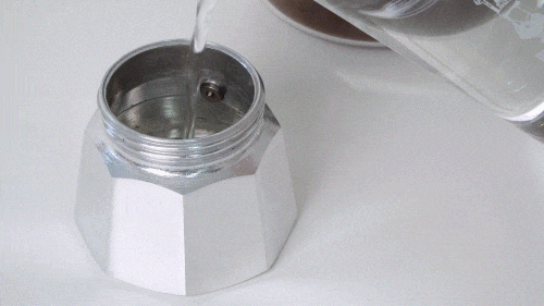 비알레띠-보일러에 물 담기