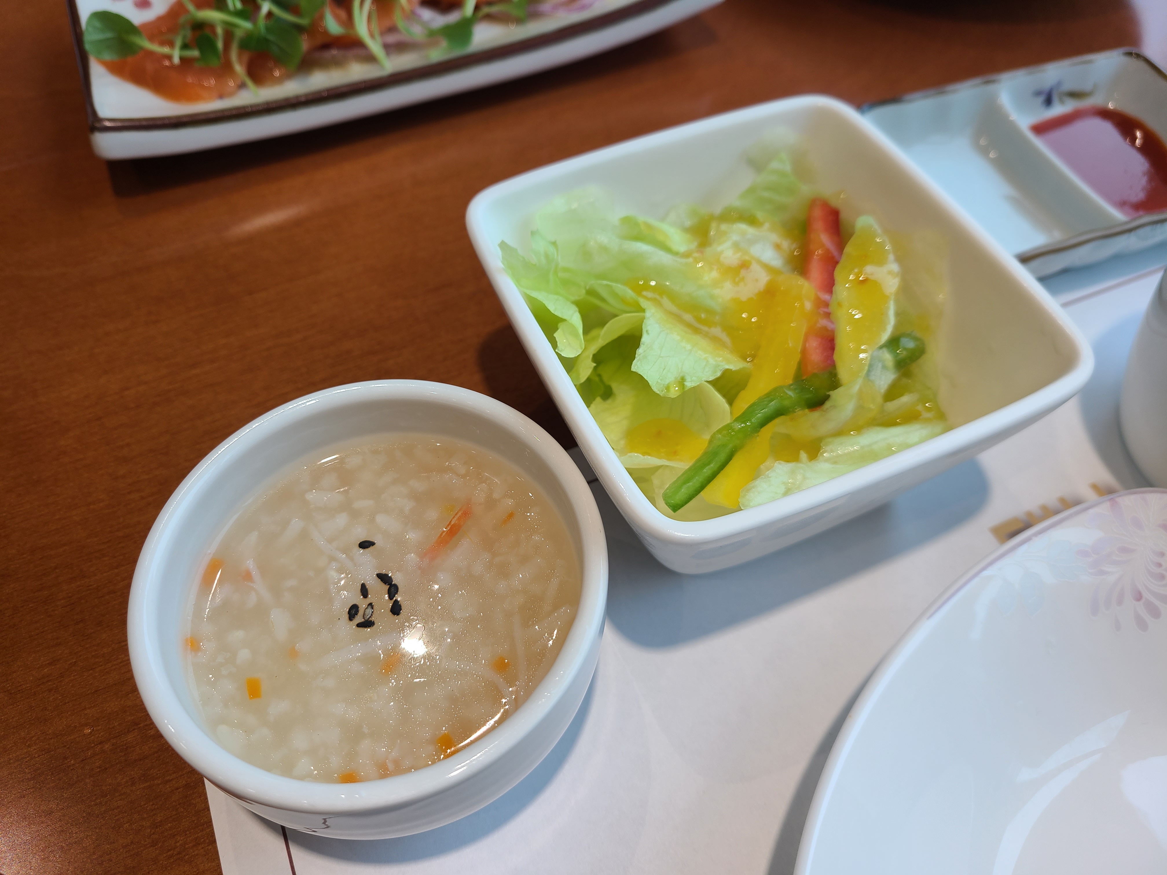 천안 대게나라 식전죽&#44; 야채 샐러드