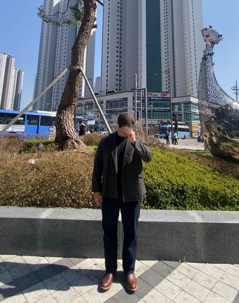 데일리룩('26. 4. 5.)와일드브릭스 헤링본 헌팅캡, 빈티지 헤링본 블레이저 재킷, 무신사스탠다드 슬리브 티셔츠, 무신사스탠다드 생지 데님 팬츠, 레드윙 페코스 1155 부츠