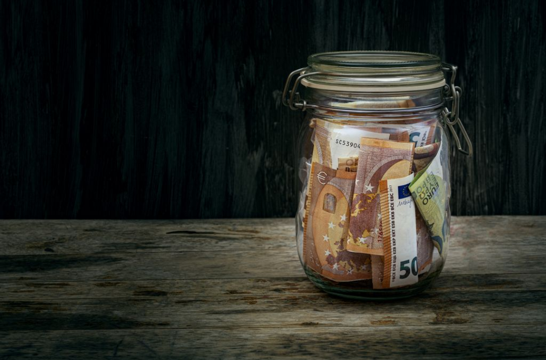 통에 지폐가 잔뜩 담겨있다.