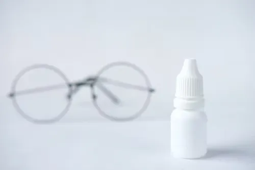 어두운 환경에서 스마트폰 사용이 눈 건강에 미치는 영향
