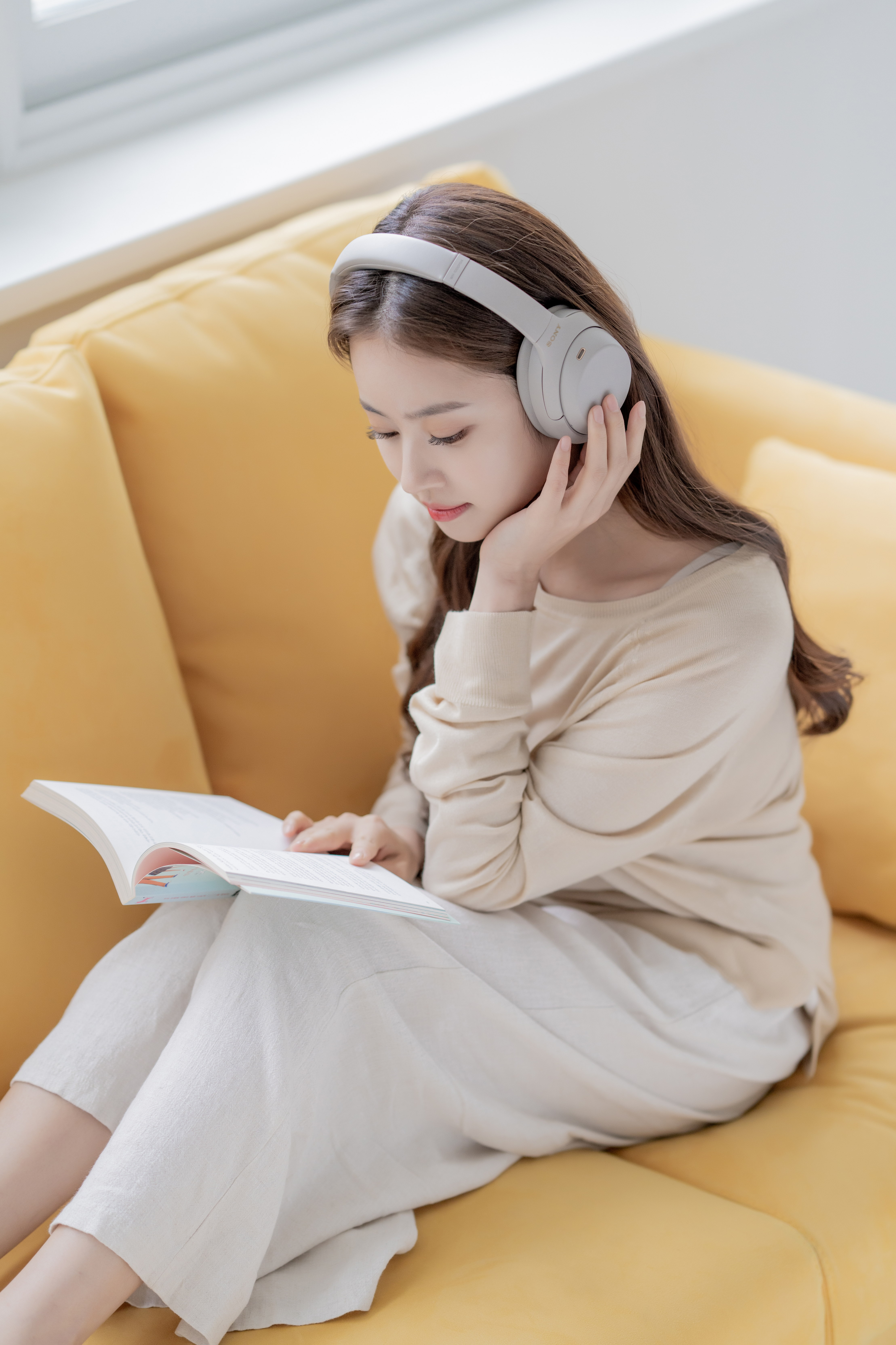 WH-1000XM4를 착용하고 음악을 듣는 모습