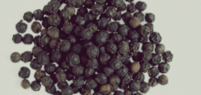 테이블에-뿌려진-통후추