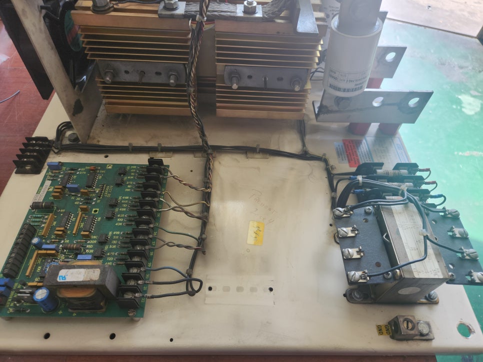 SPANG(스팽) POWER CONTROL UNIT KB7G5-A-2251020 내부 회로의 손상 수리 완료