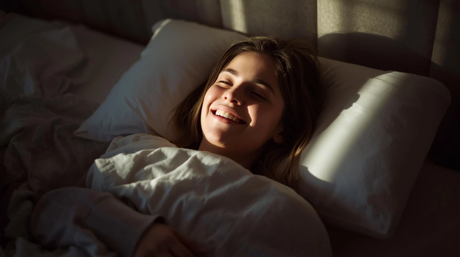 쾌적한 침실에서 숙면을 취한 후 밝은 표정으로 일어나는 모습)