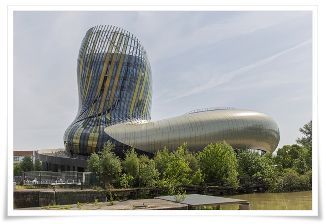 흰색과 노란색 띠 무늬가 돋보이는 독특한 디자인, 건물의 상단부는 둥근 와인잔을 연상케 하는 디자인, 건물 주변 푸른 나무들과 조화를 이루는 현대적이고 미래지향적인 건축물.