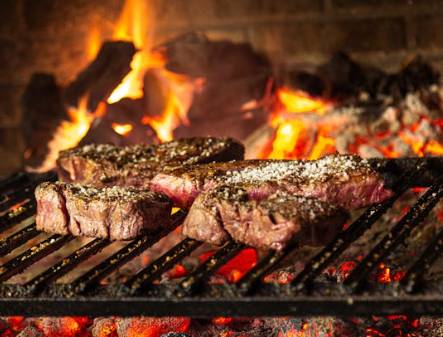 고급 레스토랑에서 스테이크를 먹는 꿈 : 꿈해몽