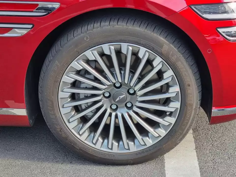 제네시스 G80 전기차에는 19인치 휠과 타이어만 신깁니다.