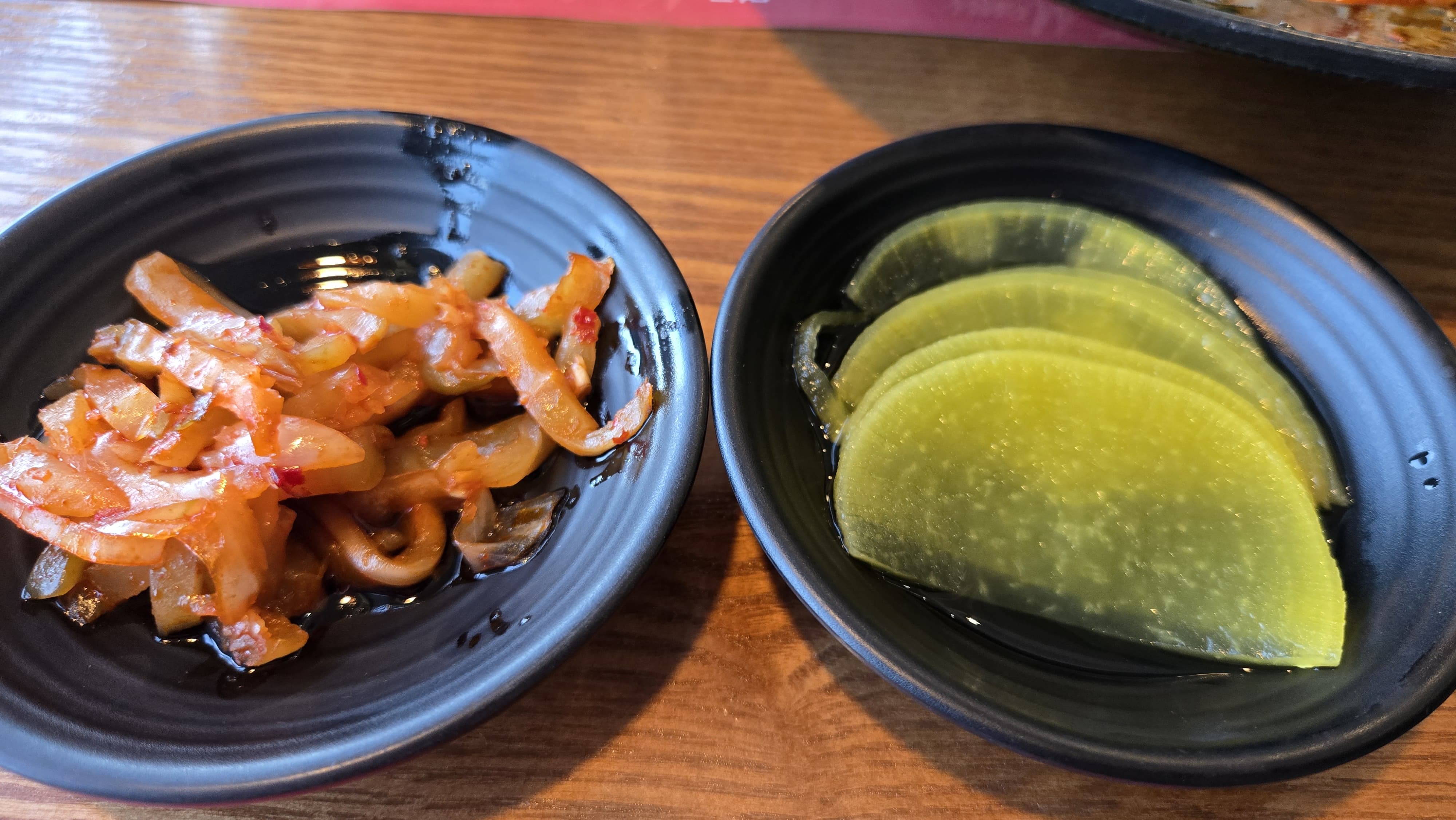 단무지&amp;#44; 양파&amp;#44; 짜사이 기본 구성 깔끔
