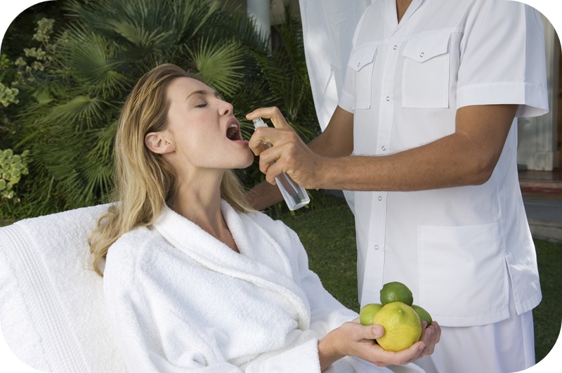 금발-여성-식사후-구강청결제-뿌리는중