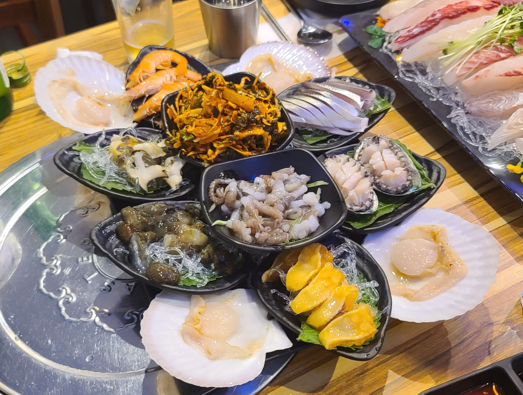 낚시꾼 김춘복의 도시어부 송도점 인천맛집 송도맛집 외부 활어회전문점 내부 수산문제작소 두툼한 활어회 해산물모듬