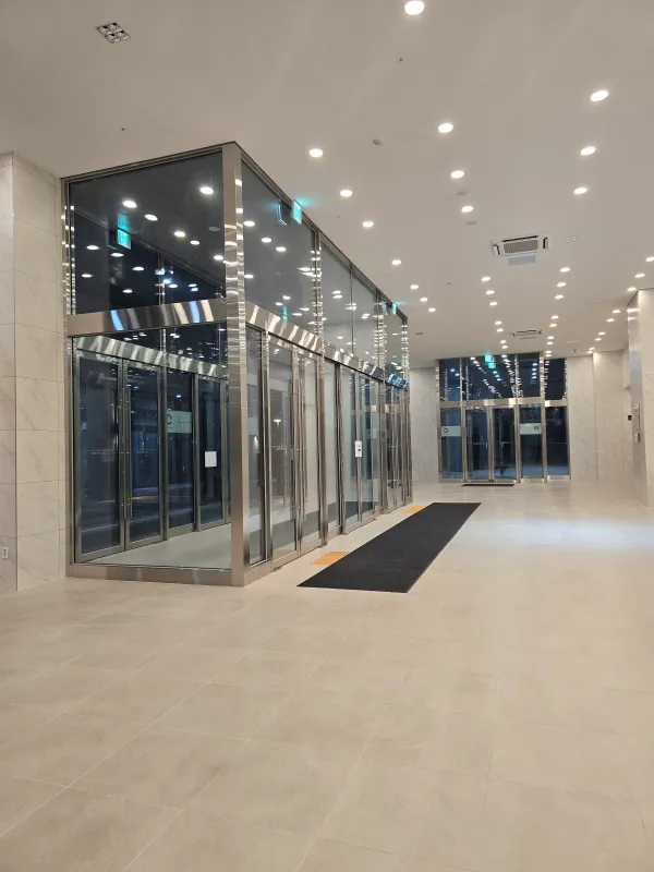 르컬렉티브 속초해변-로비3