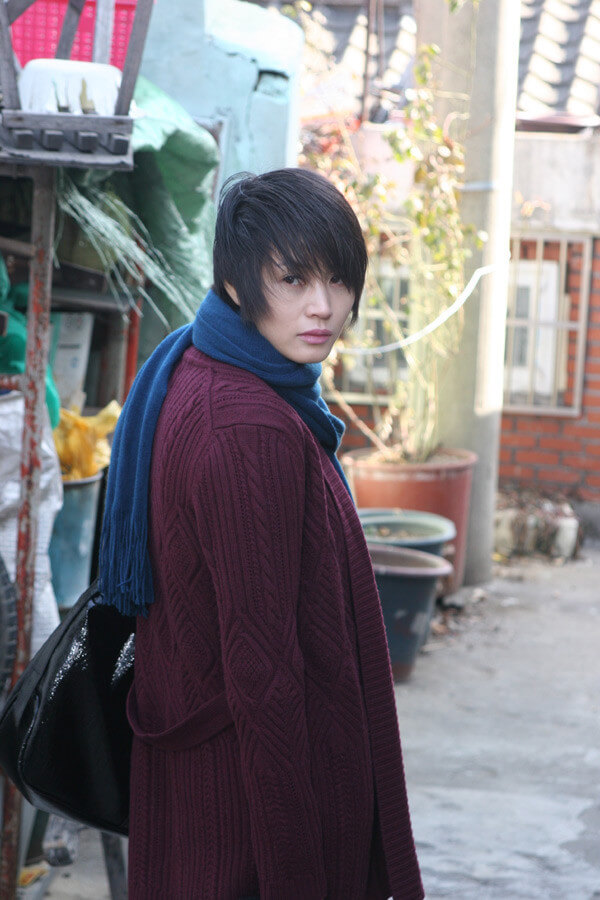 몰래 집을 떠나는 여자