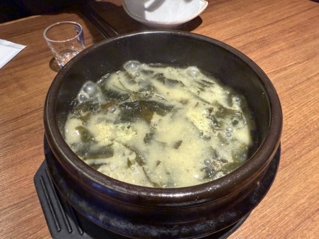 해운대 싱싱회뽈락 기본 상차림으로 제공된 미역국 모습
