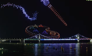 광안리 해수욕장 위로 펼쳐진 대형 드론 퍼포먼스 장면
