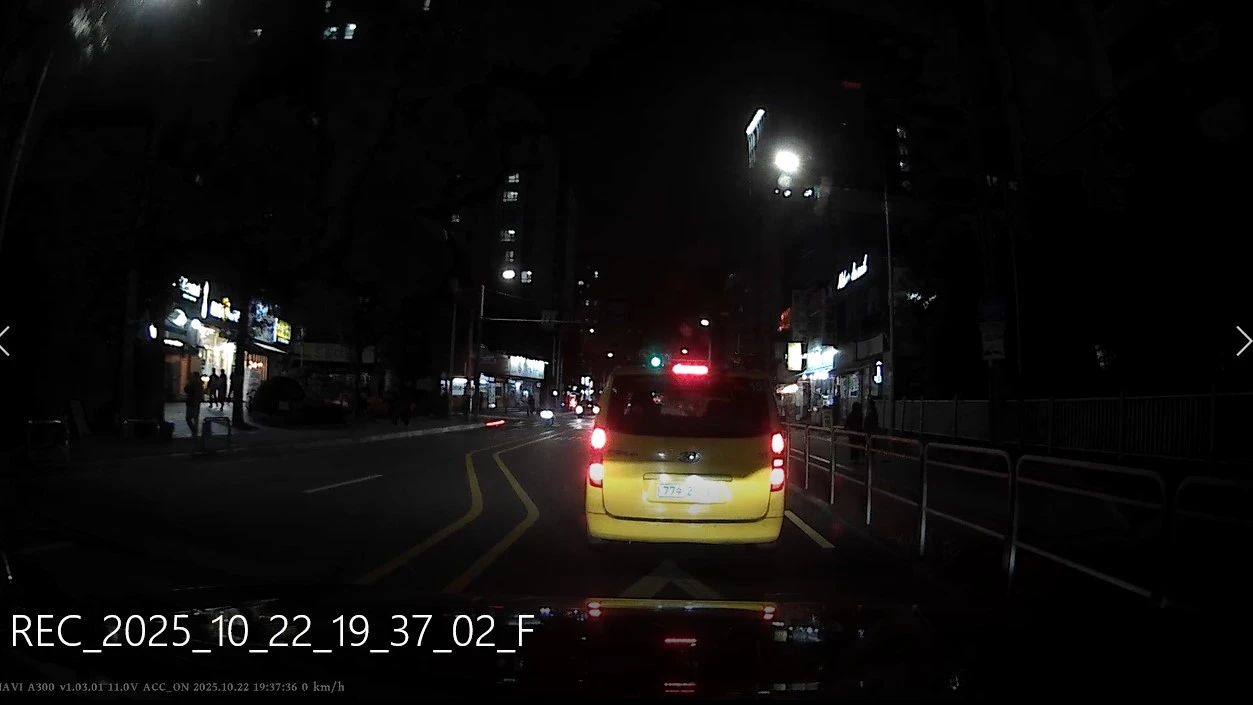 FHD 블랙박스의 야간 전방 뷰 입니다.