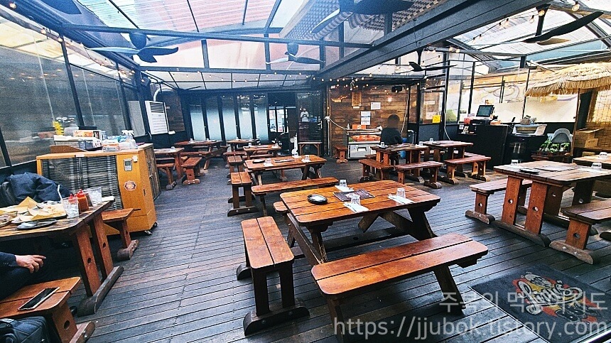 라이너스-바베큐-내부-분위기