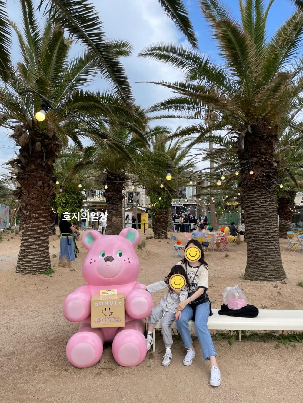 카페 노티드 제주애월점 - 마스코트와 기념사진
