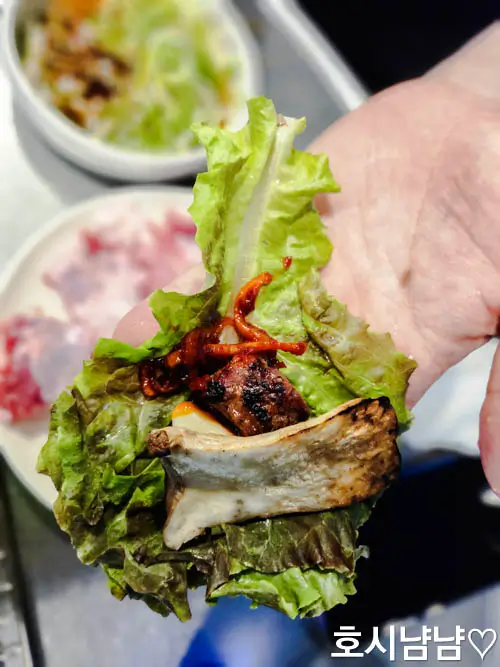 맛있게 쌈 싸먹는 사진
