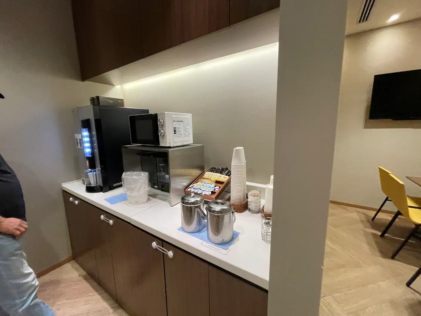 라운지-커피머신기와-전자레인지