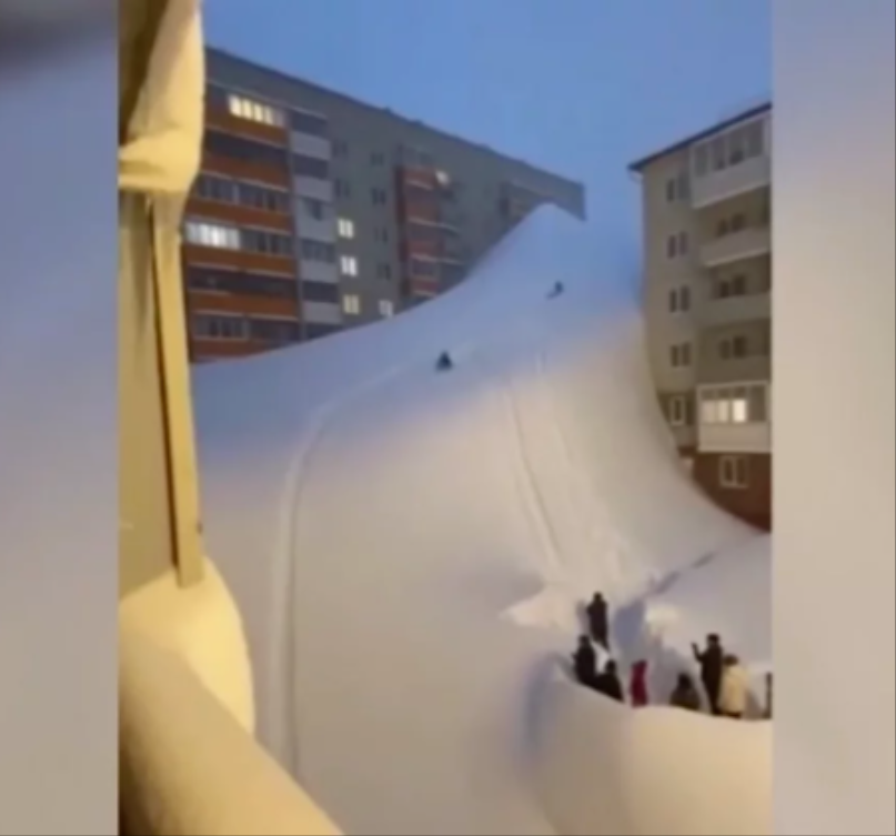 러시아에서눈이높게쌓여있어눈썰매를타는사진ai페이크사진