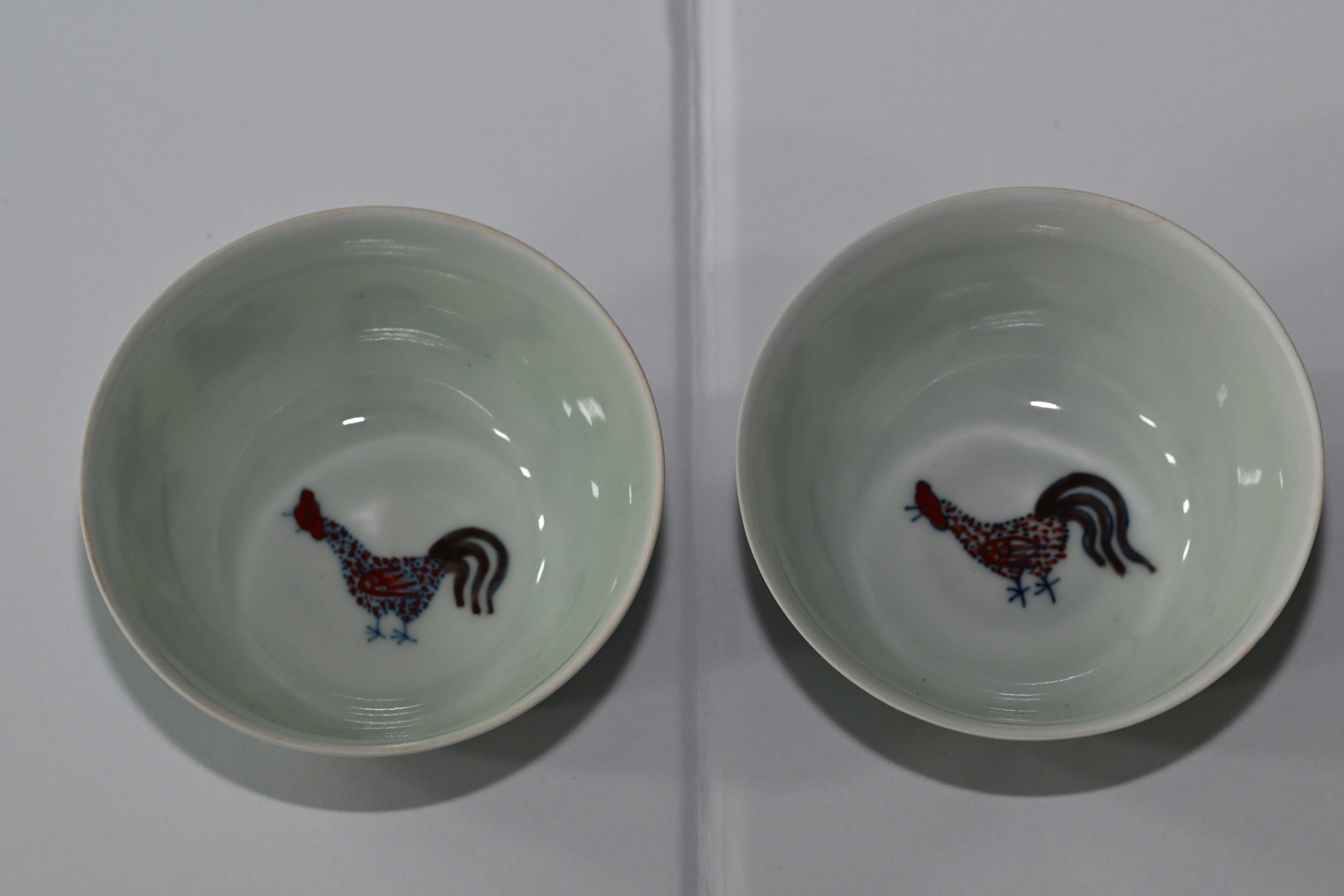 * **名称 Description:** 明代成化年斗彩鸡缸杯 (명대 성화년 투채 계항배)
* **年代 Period:** 明 代 (명대)
* **质地 Quality:** 陶 瓷 (도자)
* **尺寸 Size:** 高: 4cm 口径: 8.5cm
* **质量 Weight:** 一对 (한 쌍