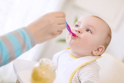생으로 먹이기에는 아직 아이는 소화력이 약할 수 있습니다