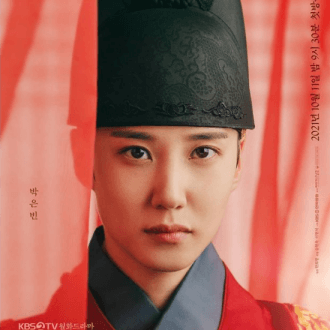 드라마 연모에서 붉은 천에 둘러싸인 뫙의 박은빈