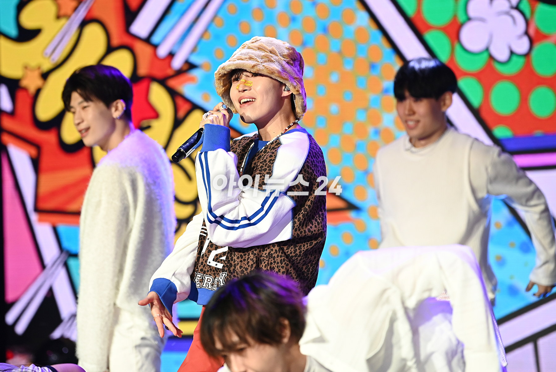 가수 김재환이 20일 오후 서울 강남구 일지아트홀에서 열린 여섯 번째 미니앨범 'J.A.M(잼) 발매 기념 미디어 쇼케이스에서 포토타임을 갖고 있다. [사진=곽영래 기자]