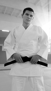 새 도복, 도복을 착용하고 있는 남자, 부러움을 사는 새 도복