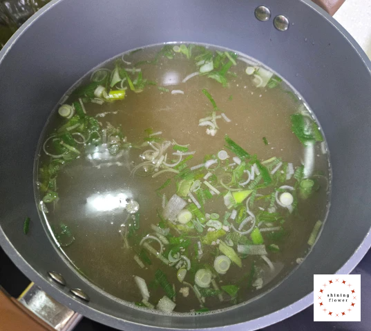 갈비탕 국물에 대파 넣어 끓임