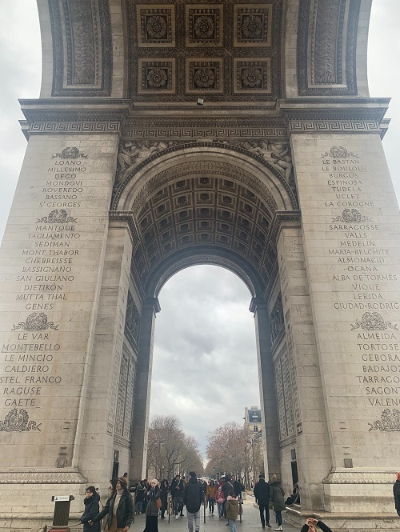 이미지_승전보와 지휘관들의 이름이 적혀있는 개선문