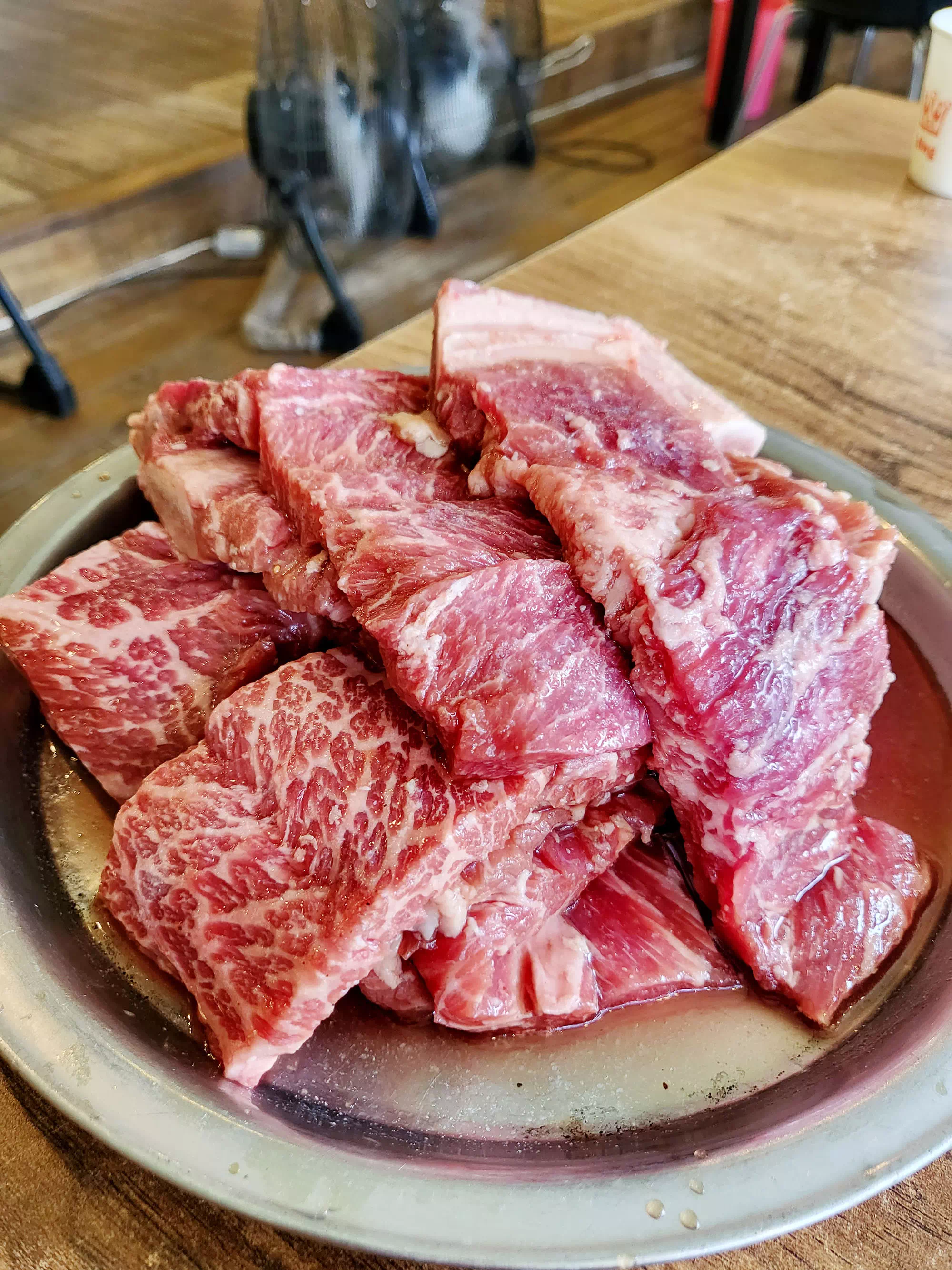 또렷한 마블링이 보이는 이동갈비